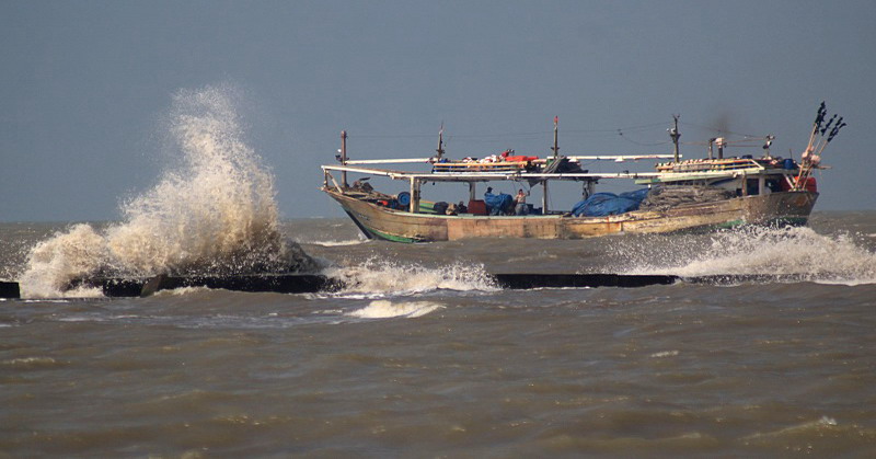 Parah Perahu Nelayan Di Hantam Keras Gelombang Badai