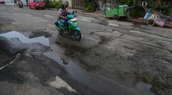 Tidak Jelas Kepemilikan Kini Jalan Rusak di Muara Angke